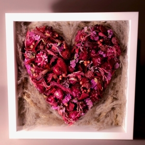 Kvetinový obraz Zo srdca – Trendová florálna dekorácia s optickým efektom na zavesenie alebo položenie