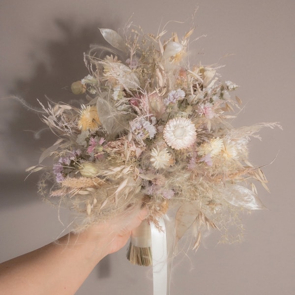 Svadobná kytica Neha – Prírodne jemná a trvácna kytica. Nežná, krehko a vzdušne pôsobiaca, krémovo-ružovkastá svadobná kytička